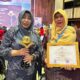Kepala SD Negeri 11 Langsa, Anita Tresia SPd, MPd didampingi Kadisdikbud Kota Langsa, Dra Suhartini, MPd saat menerima penghargaan Adiwiyata Mandiri tahun 2024 di Auditorium Dr Soedjarwo Gedung Manggala Wanabakti Jakarta, Rabu (2/10). Waspada/ist