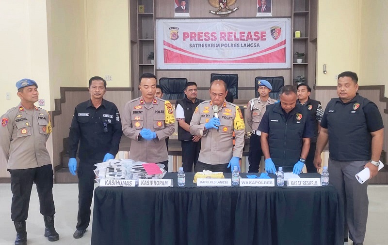 Gelapkan Biaya PJU Rp16,9 M, Dua Oknum PNS DLH Ditangkap Gelapkan Biaya PJU Rp16,9 M, Dua Oknum PNS DLH Ditangkap