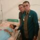 Pjs Bupati Labuhanbatu Dr. Faisal Arif Nasution didampingi Kapolres AKBP Dr Bernard dan Dandim Letkol Inf Asrul Kurniawan menjenguk korban di rumah sakit. (Waspada/Ist)