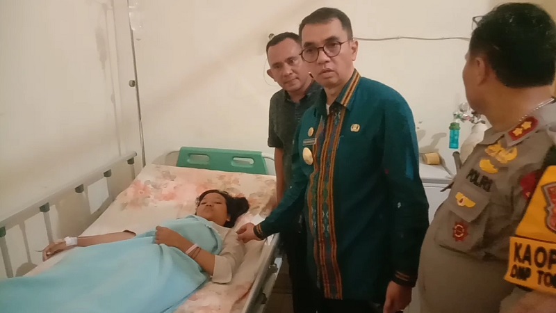 Pjs Bupati Labuhanbatu Dr. Faisal Arif Nasution didampingi Kapolres AKBP Dr Bernard dan Dandim Letkol Inf Asrul Kurniawan menjenguk korban di rumah sakit. (Waspada/Ist)