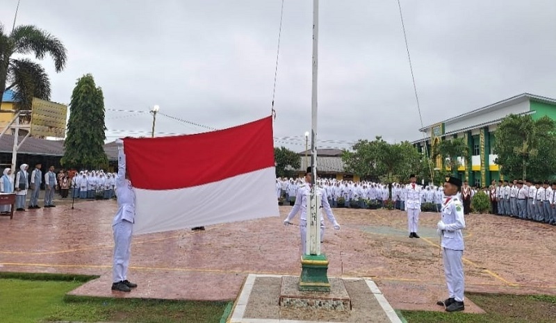 Upacara peringatan Hari Kesaktian Pancasila di MAN 1 Padangsidimpuan, Selasa (1/0/204). Waspada/ist