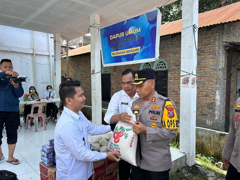 Pj Wali Kota Dan Kapolres Tebingtinggi Bantu Korban Banjir Pj Wali Kota Dan Kapolres Tebingtinggi Bantu Korban Banjir