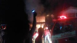 Kebakaran Kota Inang Ibu Kota Kecamatan Simeulue Cut, Kabupaten Simeulue. Jumat (11/10) malam. Waspada/Ist