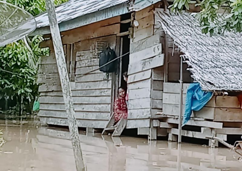 Blang Seunong Dikepung Banjir, Camat Instruksikan Dirikan Tenda Blang Seunong Dikepung Banjir, Camat Instruksikan Dirikan Tenda