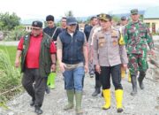 Pj Bupati Agara Taufik di tengah, saat sedang meninjau lokasi banjir. Waspada/Seh Muhammad Amin