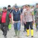 Pj Bupati Agara Taufik di tengah, saat sedang meninjau lokasi banjir. Waspada/Seh Muhammad Amin