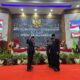 Wakil Ketua DPRD Deliserdang 2019-2024 Tengku Ameck saat memberikan palu pimpinan DPRD kepada Ketua DPRD Deliserdang Sementara Zakky Shahri. (Waspada/Edward Limbong).