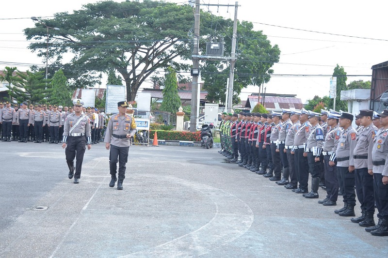 Kapolres Langsa, AKBP Andy Rahmansyah, S.I.K., S.H., M.H saat mengecek pasukan pada apel gelar pasukan Operasi (Ops) Zebra Seulawah 2024 di halaman Mapolres setempat, Senin (14/10). Waspada/dede