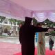 Terpidana maisir dan zina saat dieksekusi uqubat cambuk di halaman Kejari Nagan Raya, Senin (14/10).(Waspada/Muji Burrahman)