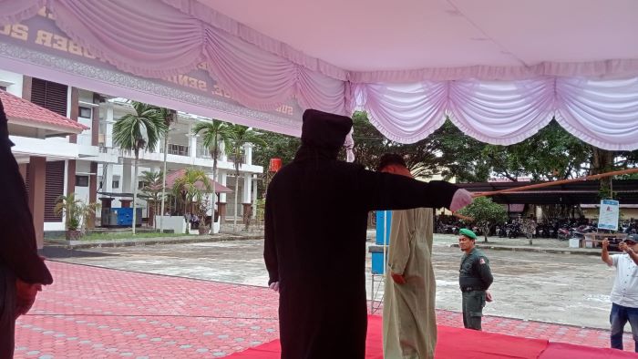 Terpidana maisir dan zina saat dieksekusi uqubat cambuk di halaman Kejari Nagan Raya, Senin (14/10).(Waspada/Muji Burrahman)