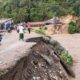 Oprit jembatan Mbarung Agara nyaris amblas ke Sungai Alas. Waspada/Seh Muhammad Amin