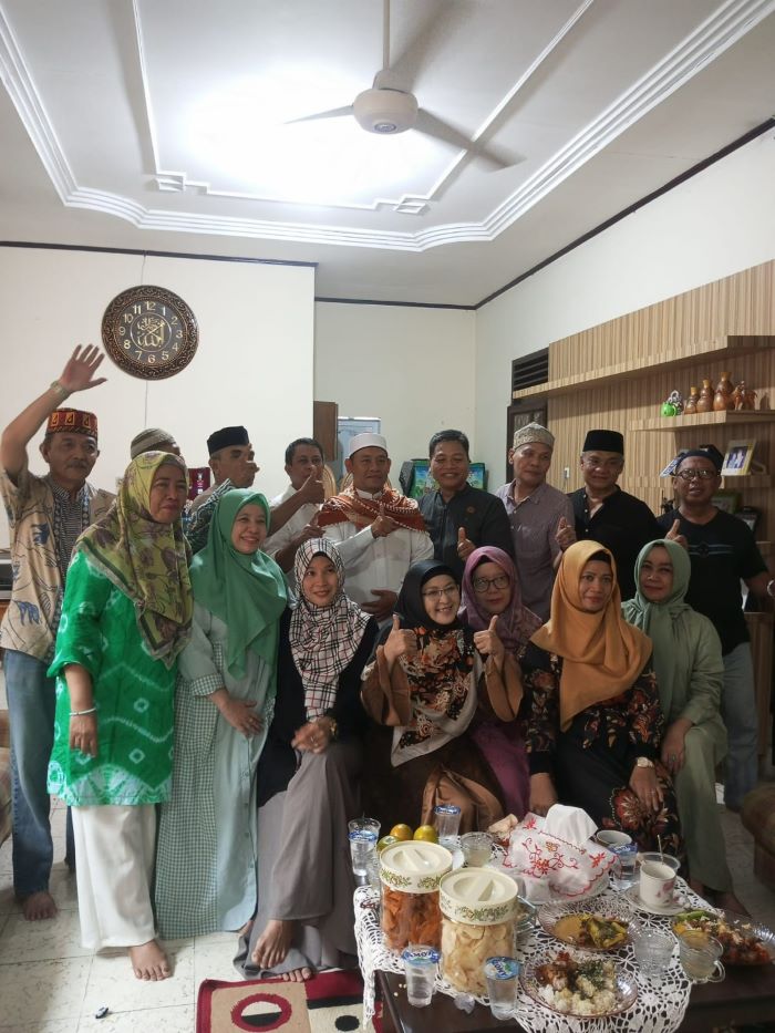 Paguyuban Alumni Muslim 86 FISIP USU saat menggelar pengajian rutin di Jl Karya Baru/Jl Sei Asahan Medan, Minggu (27/10). Waspada/Ist