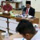 Plh. Sekda Aceh, Azwardi, AP, didampingi Kepala BPBA, Teuku Nara Setia, saat menggelar rapat persiapan menjelang Peringatan Bulan Pengurangan Risiko Bencana (PRB) tahun 2024 bersama Kepala SKPA/Biro terkait, di Rumah Dinas Wakil Gubernur Aceh, Sabtu (5/10). (Waspada/Zafrullah)