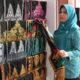 Pj. Ketua TP-PKK Aceh, Ny. Hj. Safriati Safrizal, mengamati hasil kerajinan produk lokal saat mengunjungi kantor Dewan Kerajinan Nasional Daerah (Dekranasda) Kota Lhokseumawe, Sabtu (5/10). (Waspada/Zafrullah)