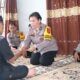 PJU Polres Sergai saat bertakziah ke rumah duka Aiptu Hafiz Daulay di Desa Seirampah Kec Seirampah, Senin (7/10) kemarin, atas wafatnya istri Aiptu Hafiz Daulay. (Waspada/Ist)