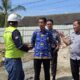 Kadivmin Kanwil Kemenkumham Sumut, Sahata Marlen Situngkir didampingi Kalapas Kelas IIA P.Siantar, Sukarno Ali saat meninjau pembangunan blok hunian Lapas di jalan Asahan Km.6 Kec. Siantar, Kab. Simalungun, Senin (28/10).(Waspada/ist).