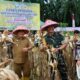 Dandim 0117/Aceh Tamiang Letkol Inf Andi Ariyanto bersama Pj Bupati Asra saat melakukan panen perdana jagung program Kodam Iskandar Muda untuk memperkuat ketahanan pangan. (Waspada/Yusri)