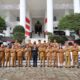 Penjabat Sementara (Pjs) Bupati Toba, Dr. Agustinus Panjaitan foto bersama dengan seluruh pimpinan SKPD usai memimpin apel gabungan di halaman Kantor Bupati Toba, Senin (7/10). Waspada/Ist