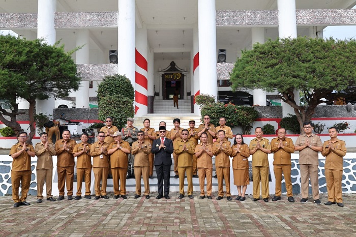Penjabat Sementara (Pjs) Bupati Toba, Dr. Agustinus Panjaitan foto bersama dengan seluruh pimpinan SKPD usai memimpin apel gabungan di halaman Kantor Bupati Toba, Senin (7/10). Waspada/Ist
