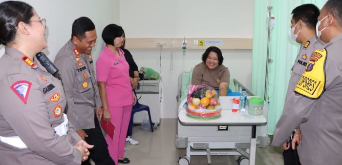 Kapolres Pematangsiantar AKBP Yogen Heroes Baruno (dua kiri) bersama Ketua Bhayangkari Cabang Polres Ny. Sandra Yogen dan Pju Polres menjenguk personel Polres Bripka Mariana Maya Rumantri Nainggolan yang mengalami kecelakaan dan rawat inap di RS Efarina, Senin (7/10).(Waspada/Ist).
