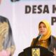 Pj. Ketua TP-PKK Aceh, Hj. Safriati Safrizal, saat memberikan arahan pada pembinaan dan penilaian Desa Kerajinan Tingkat Provinsi Aceh Tahun 2024, di Gampong Pango Deah, Kecamatan Ulee Kareng, Banda Aceh, Senin, (7/10). (Waspada/Zafrullah)