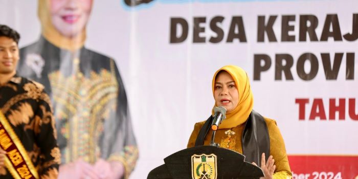 Pj. Ketua TP-PKK Aceh, Hj. Safriati Safrizal, saat memberikan arahan pada pembinaan dan penilaian Desa Kerajinan Tingkat Provinsi Aceh Tahun 2024, di Gampong Pango Deah, Kecamatan Ulee Kareng, Banda Aceh, Senin, (7/10). (Waspada/Zafrullah)