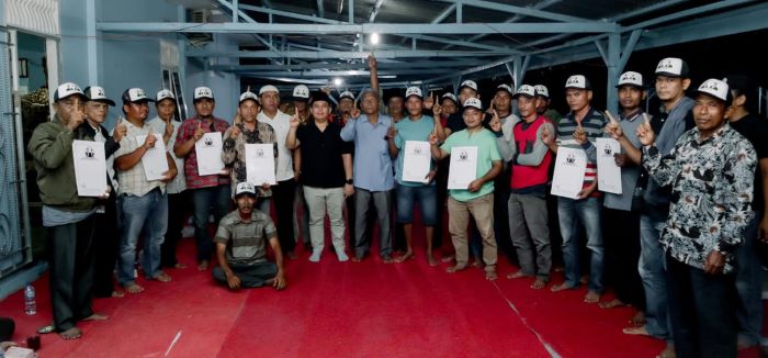 Ratusan masyarakat Huristak Kecamatan Huristak bersama calon Bupati Padanglawas nomor urut 1, Putra Mahkota Alam Hasibuan.(Waspada /Ist)