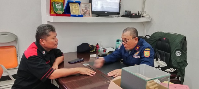 KEPALA BPBD Kota Subulussalam, Ramadhan (kanan) dikonfirmasi Waspada. (Waspada/Ist)