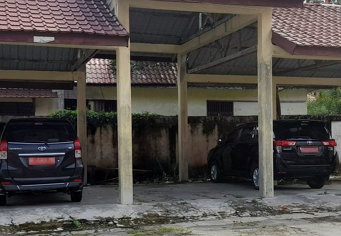 Kendaraan Dinas Pemkab Aceh Singkil saat terparkir di area parkir Kantor Bupati Aceh Singkil, Selasa (8/10/2024). WASPADA/Ariefh