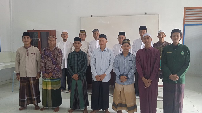 Ketua MUI Batubara bersama santri PTKU yang memulai perkuliahan. Waspada/ist