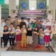 Wakapolres Simalungun Kompol Hendrik Situmorang foto bersama dengan jamaah peserta acara Maulid Nabi Muhammad SAW serta penyerahan bingkisan kepada anak yatim, Selasa (8/10).(Waspada/ist).