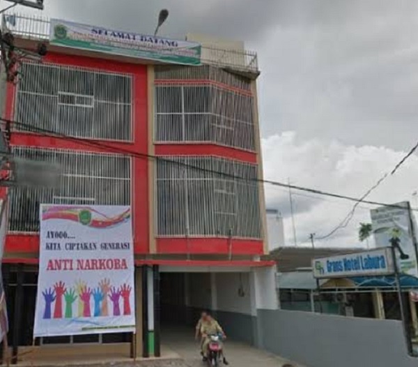 Tampak depan gedung Grand Hotel Labura Aekkanopan tempat beroperasi Star High Karaoke. Waspada/Ist