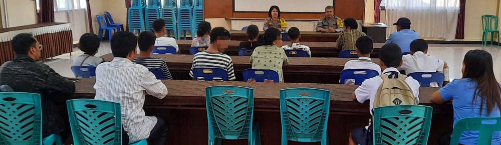 Kasat Binmas AKP Jahrona Sinaga mewakili Kapolres Pematangsiantar membina kembali sembilan pelajar terduga pelaku tawuran di aula Mapolres, Jl. Sudirman, Senin (7/10).(Waspada/Ist).