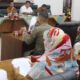 Sekda Pematangsiantar Junaedi Antonius Sitanggang (tiga kiri depan) mewakili memimpin rapat persiapan Tim Desk Pilkada 2024 di ruang data Setdako, Jl. Merdeka, Selasa (8/10).(Waspada/Ist).