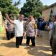 Pj Wali Kota Tebingtinggi, Dr Moettaqien Hasrimi, S.STP, M.Si bersama Kapolres Tebingtinggi, AKBP Simon Paulus Sinulingga saat meninjau banjir di Jalan Anturmangan. Waspada/Kristian Brahmana