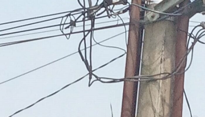 Kabel PLN Timbulkan Api, Petugas Tidak Terlihat Turun