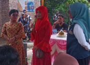 Triwardini, orang yang pernah diberangkatkan umroh oleh Radiapoh dan Nyonya RHS, saat menyampaikqn sambutan.(Waspada/ist)