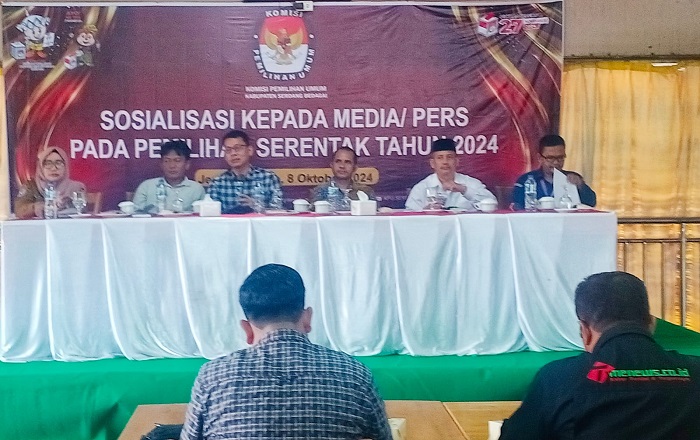 Ketua KPU Sergai Agusli Matondang (tengah) didampingi Komisioner KPU Liston Robert Saragih, Muhammad Sopian, Erdian Wirajaya saat membuka sosialisasi kepada Media dan Pers pada pemilihan serentak tahun 2024, Selasa (8/10) kemarin di Jericho Stable Sei Rampah. (Waspada/Edi Saputra)