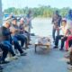 Sejumlah tokoh masyarakat nelayan Kec. Tanjungberingin bersama Calon Wakil Bupati Sergai nomor urut 1, Adlin Tambunan di Dusun Dungun Desa Tebingtinggi Kec. Tanjungberingin, Selasa (8/10) sore kemarin. (Waspada/Edi Saputra)