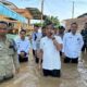 Pj Wali Kota Tebingtinggi, Dr Moettaqien Hasrimi, S.STP, M.Si kembali cek lokasi banjir kedua kalinya di Jalan Anturmangan. Waspada/Kristian Brahmana