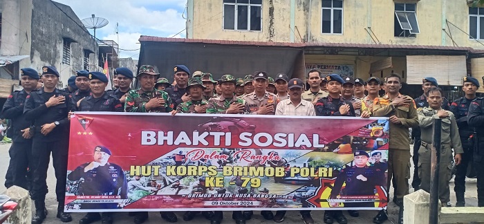 Personel Kompi 2 Batalyon B Pelopor Satbrimob Polda Aceh beserta personel Polres Langsa, Kodim 0104/Aceh Timur dan Satpol PP Kota Langsa saat melakukan bakti sosial membersihkan pusat pasar/Pajak Latos di Kota Langsa (9/10). Waspada/dede