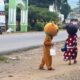 Praktik eksploitasi anak berkedok badut di Padanglawas terkesan dibiarkan, sampai sekarang belum ada tindakan aparat pemerintah setempat.(Waspada/Idaham Butar Butar)