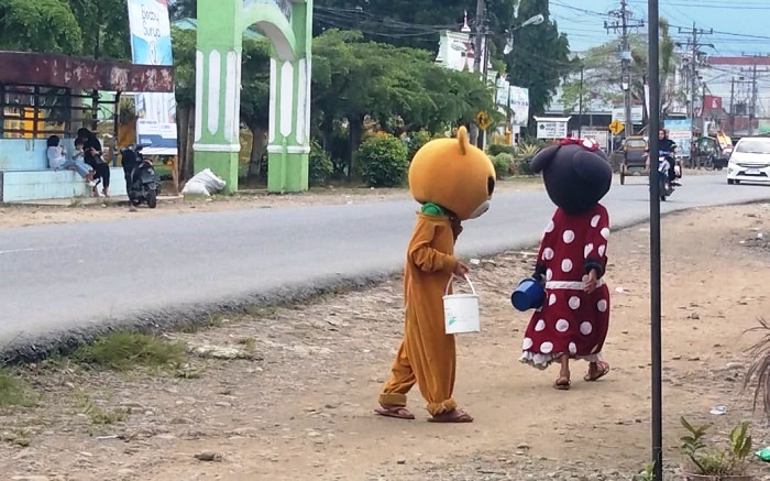 Praktik eksploitasi anak berkedok badut di Padanglawas terkesan dibiarkan, sampai sekarang belum ada tindakan aparat pemerintah setempat.(Waspada/Idaham Butar Butar)