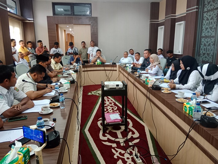 ADE Fadly Pranata Bintang, Ketua Sementara DPRK Subulussalam menyimak masukan massa Nakes saat RDP. (Waspada/Ist)