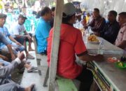 Calon Bupati Sergai H Darma Wijaya nomor urut 1 nongkrong bersama warga Seibamban membahas pertanian dan ketahanan pangan di Warung Kopi Opi, Dusun I, Desa Seibamban. Waspada/Darmawan