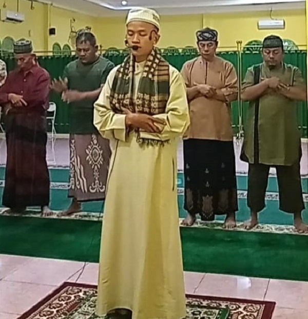 Rio Anggara, mahasiswa FDIK UIN Syahada Padangsidimpuan saat jadi imam di Masjid Tazmilal Azhar, Jalan Tandang Mulia Harahap, Sidimpuan Baru, Kota Padangsidimpuan. Waspada /ist.