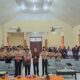 Kadisperindagkop dan UMKM Aceh Tamiang, Ibnu Azis bersama anggota Pramuka dalam kegiatan pelatihan wirausaha yang berlangsung Kamis (10/10) di aula SKB Karang Baru.(Waspada/Yusri).
