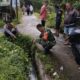 Personel Polsek Sianțar Martoba Polres Pematangsiantar melakukan olah tempat kejadian temuan mayat seorang pria Lansia di parit, Jl. Kenanga II Ujung, Kel. Bukit Sofa, Kec. Sianțar Sitalasari, Rabu (9/10) sekitar pukul 22:00.(Waspada/Ist)