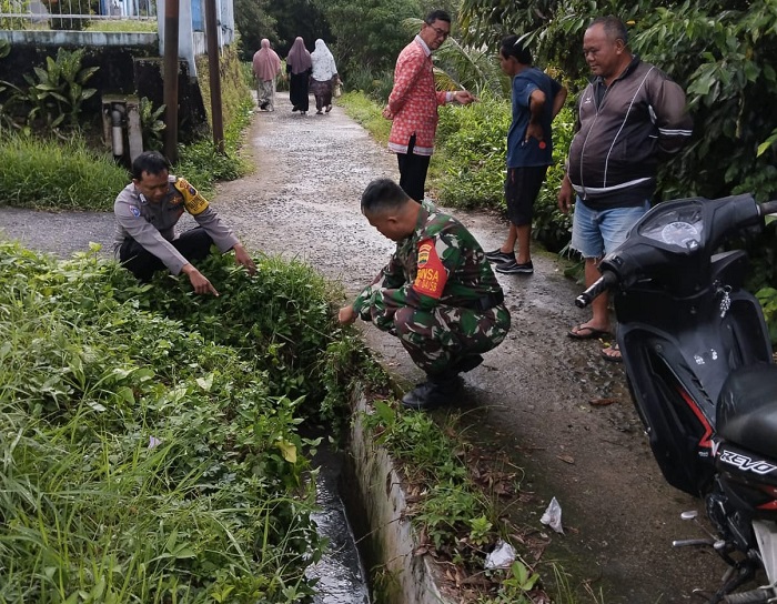 Personel Polsek Sianțar Martoba Polres Pematangsiantar melakukan olah tempat kejadian temuan mayat seorang pria Lansia di parit, Jl. Kenanga II Ujung, Kel. Bukit Sofa, Kec. Sianțar Sitalasari, Rabu (9/10) sekitar pukul 22:00.(Waspada/Ist)