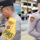 Kapolres AKBP Yogen Heroes Baruno memberikan tanda silang kepada foto dua personel Polres Pematangsiantar yang kena PDTH saat memimpin PDTH itu di lapangan apel Mapolres, Jl. Sudirman, Selasa (15/10).(Waspada-Ist).